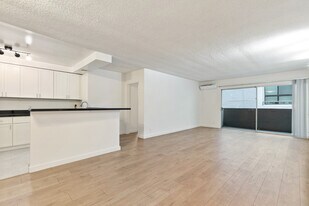 642 N West Knoll Dr. Apartments in West Hollywood, CA - Building Photo