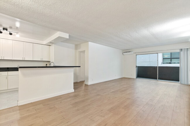 642 N West Knoll Dr. Apartments