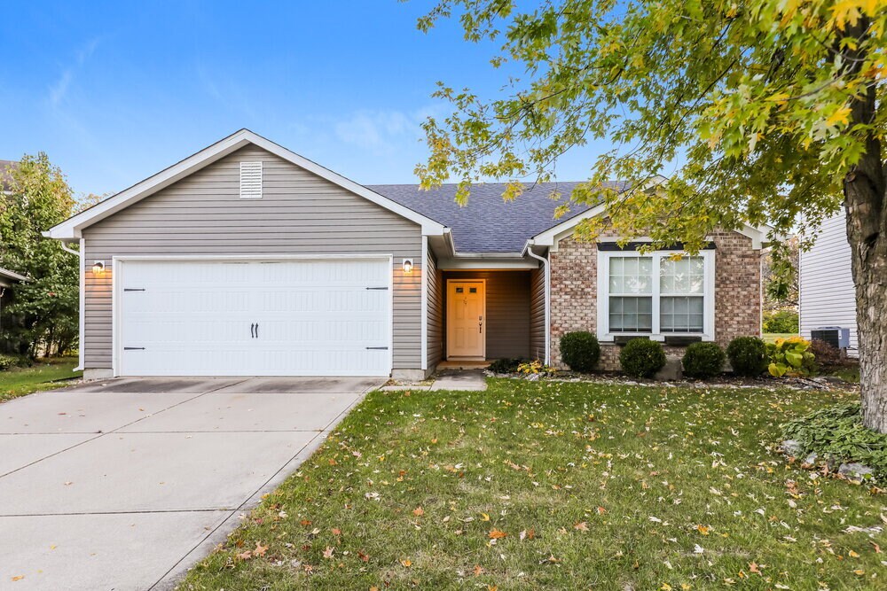 9803 Trail Dr in Avon, IN - Foto de edificio