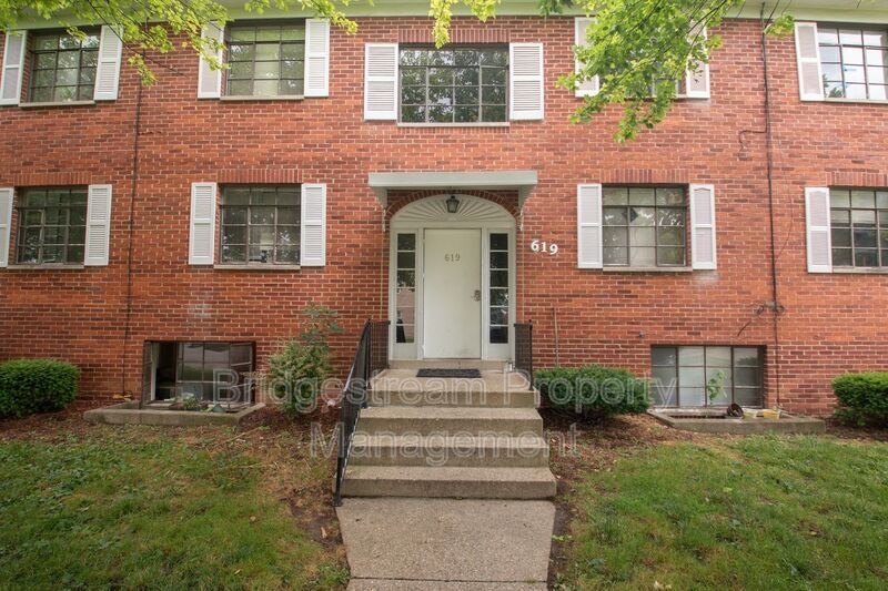 619 Gainsborough Rd in Dayton, OH - Foto de edificio