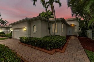 2553 Bay Pointe Dr in Weston, FL - Building Photo - Building Photo