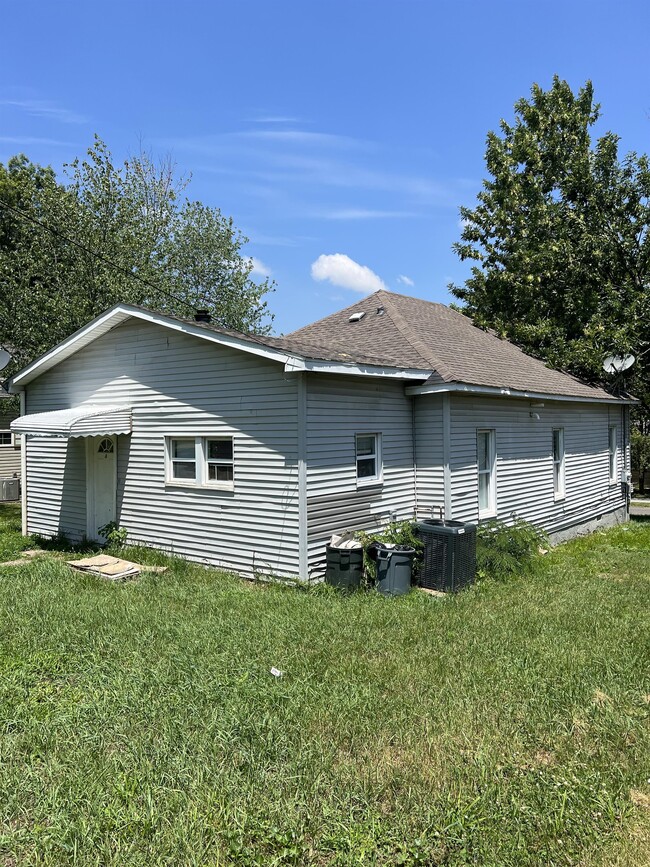 1506 E Main St in West Frankfort, IL - Building Photo - Building Photo