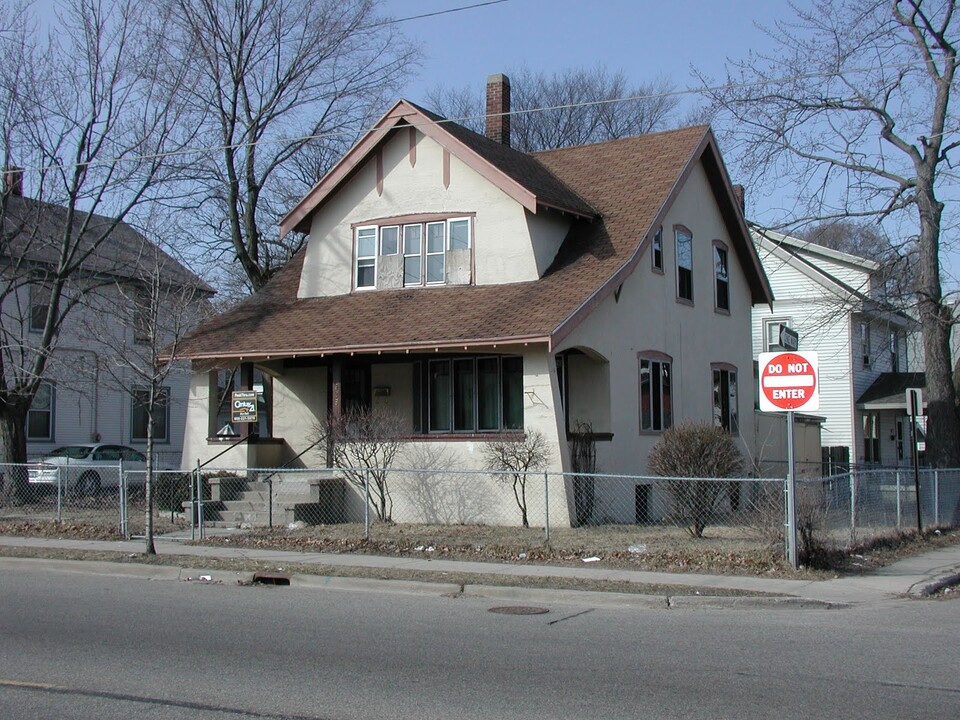 925 Eastern Ave SE in Grand Rapids, MI - Building Photo