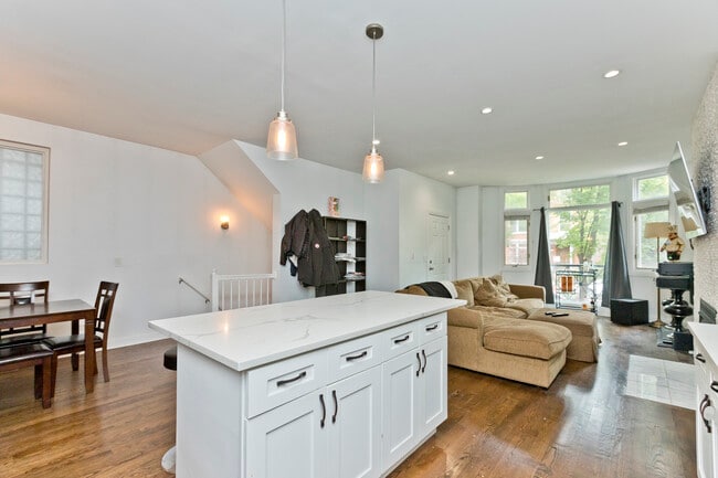 857 W Wrightwood Ave, Unit 4 bed duplex down condo