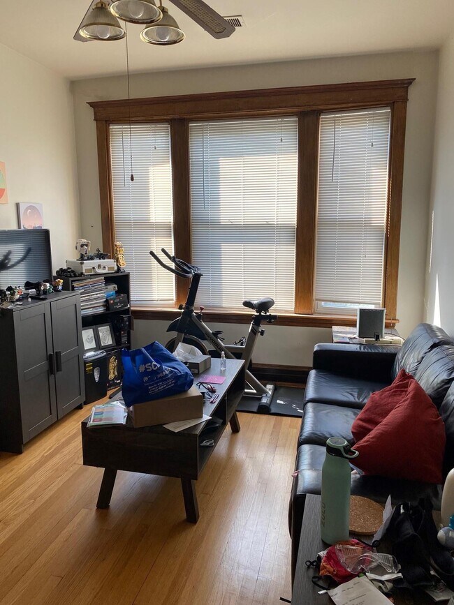 2340 W Montana St in Chicago, IL - Building Photo - Building Photo