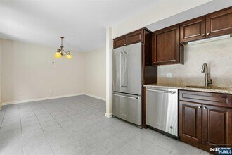 6-04 Cross Meadows, Unit 1X in Fair Lawn, NJ - Building Photo - Building Photo