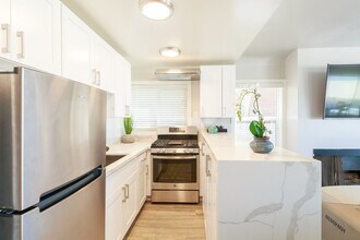 1836 THE STRAND, HERMOSA in Hermosa Beach, CA - Building Photo - Interior Photo