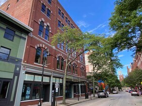 83 Hanover St in Manchester, NH - Building Photo - Building Photo