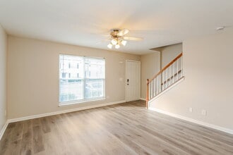 8028 Logan Dr in La Vergne, TN - Foto de edificio - Building Photo