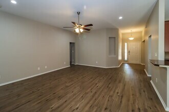 1005 Red Cedar Way in Burleson, TX - Foto de edificio - Building Photo