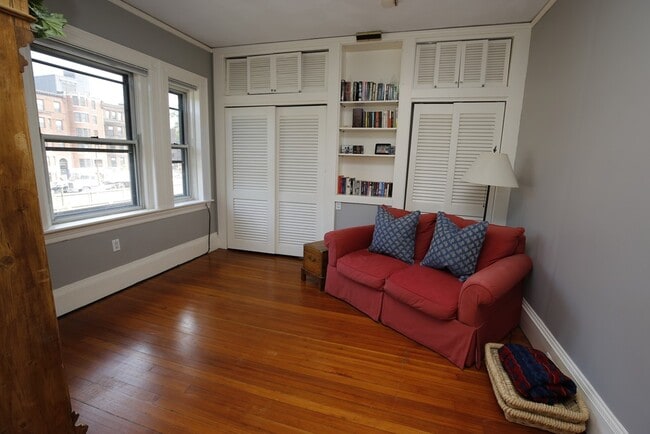919 Beacon St, Unit 2 in Boston, MA - Foto de edificio - Building Photo