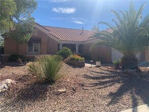 2924 Crown Ridge Dr in Las Vegas, NV - Building Photo - Building Photo