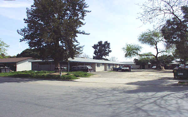 1201 Roselawn Ave in Modesto, CA - Foto de edificio