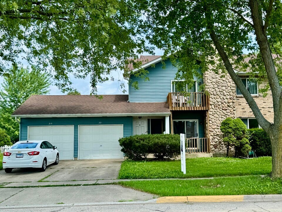 221 Barb Blvd in Dekalb, IL - Foto de edificio
