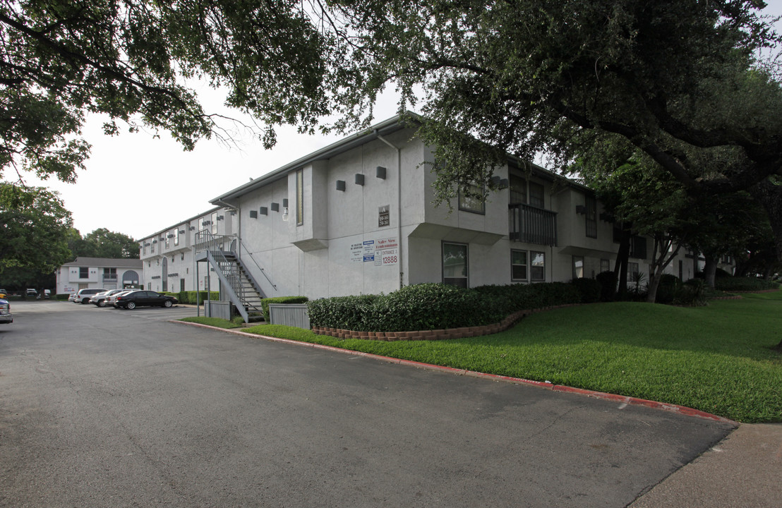 Valley View Condominiums in Dallas, TX - Building Photo