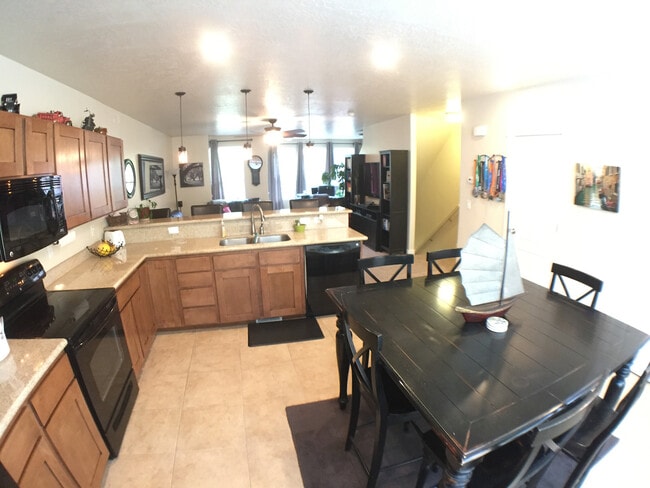 176 W Barry Links Way in South Salt Lake, UT - Building Photo - Building Photo