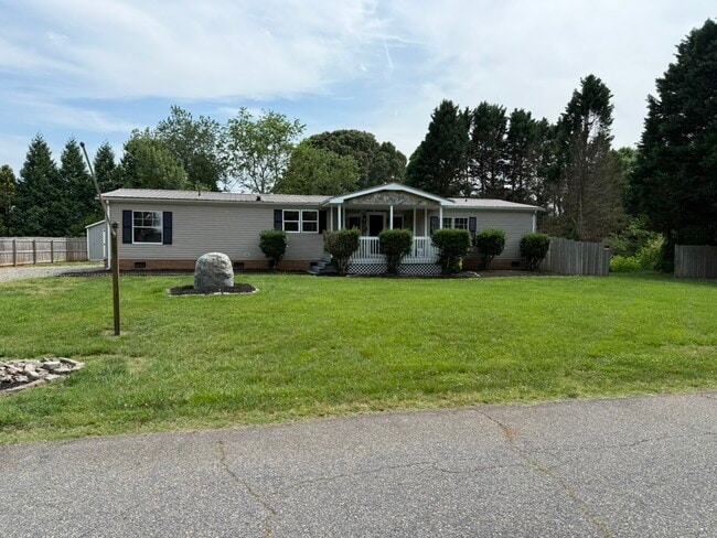 1489 Kelley Ct in Conover, NC - Building Photo - Building Photo