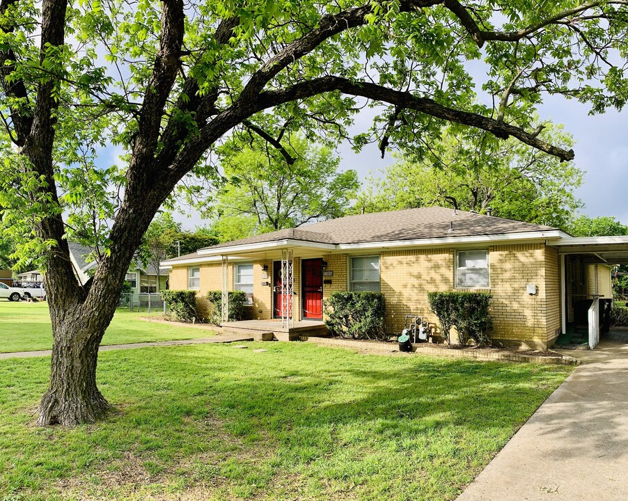 103 Lewis St in Waxahachie, TX - Building Photo