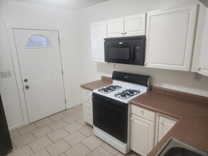 108 S Chicago Ave, Unit 108 in Rockford, IL - Building Photo - Building Photo