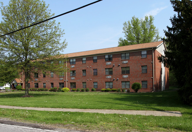 R J Gordon Manor Apartments in Elyria, OH - Building Photo - Building Photo