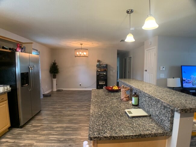 205 Evergreen Dr in Mary Esther, FL - Foto de edificio - Building Photo