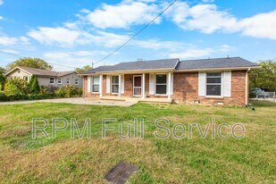 465 Clearwater Dr in Nashville, TN - Building Photo