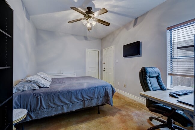 property at 1124 W Dallas St