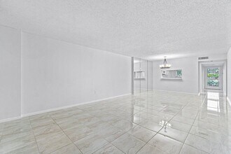 4734 Lucerne Lakes Blvd in Greenacres, FL - Building Photo - Building Photo