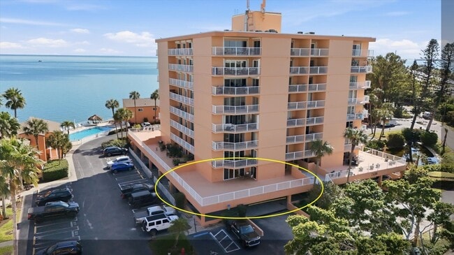 7430 Sunshine Skyway Ln S, Unit 201 in St. Petersburg, FL - Foto de edificio - Building Photo