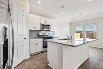 1702 Miller Ter in Lockhart, TX - Foto de edificio - Building Photo