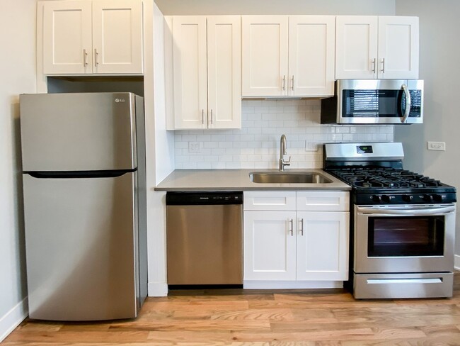 359 W Dickens Ave, Unit 4 in Chicago, IL - Building Photo - Building Photo
