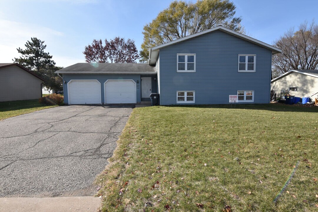 1049-1051 Terrace Dr in Onalaska, WI - Building Photo