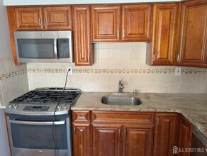 33 Caldwell Rd in Edison, NJ - Building Photo - Building Photo