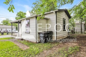 402 S Flanner St in Burlington, NC - Foto de edificio - Building Photo