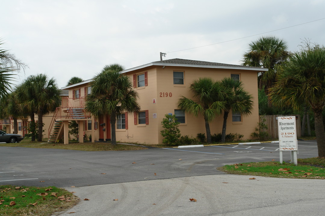 2190 S Palmetto Ave in Daytona Beach, FL - Foto de edificio