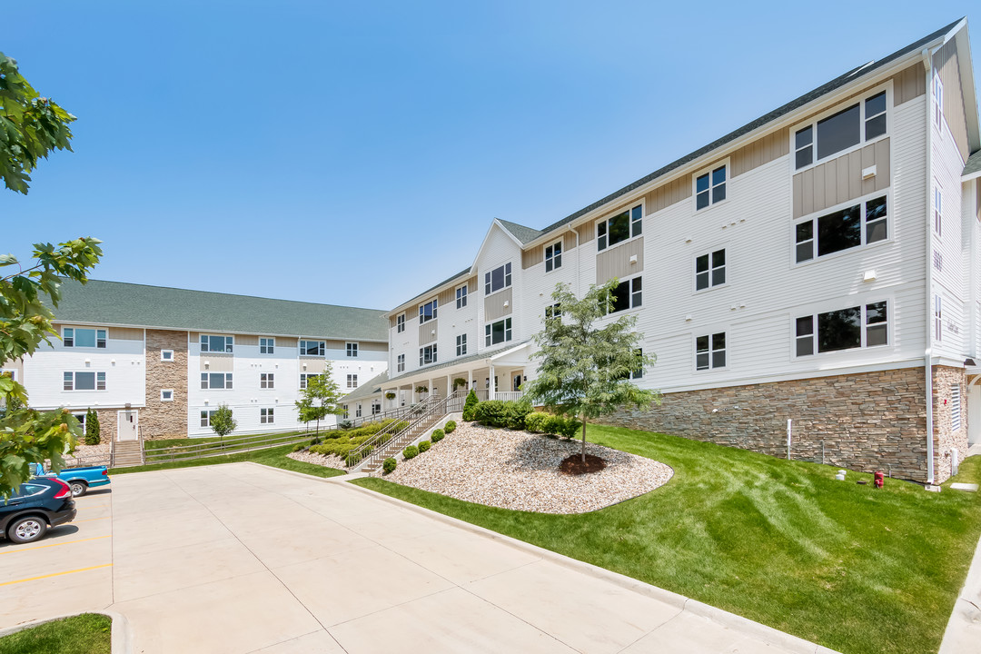 Cedar Crest Apartments in Cedar Rapids, IA - Building Photo