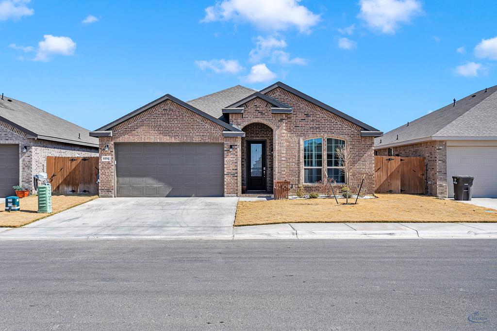 6104 Bobwhite Rd in Midland, TX - Building Photo