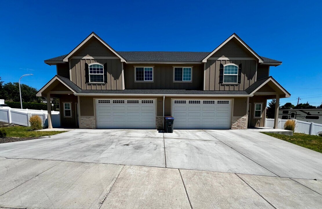 7433 Saddlebrook Lp in Yakima, WA - Building Photo