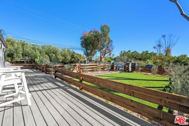 27357 Pacific Coast Hwy in Malibu, CA - Building Photo - Building Photo