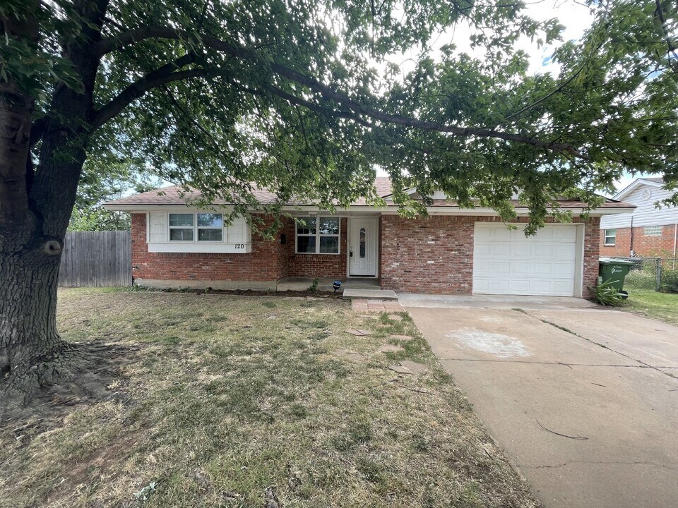 120 N Ranchwood Blvd in Yukon, OK - Building Photo