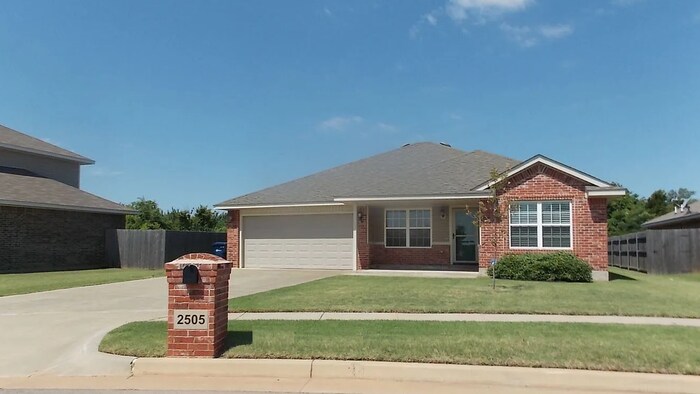 2505 Demotte Dr in Yukon, OK - Building Photo
