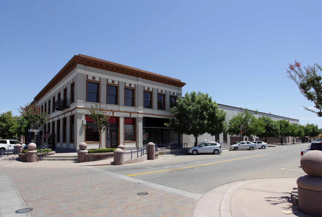 305 4th St in Galt, CA - Building Photo
