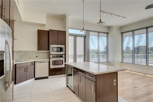 360 E Desert Inn Rd in Las Vegas, NV - Building Photo