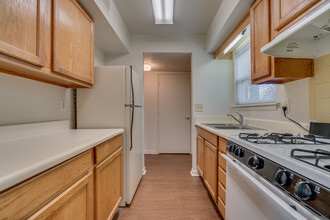 Wesley Apartments - Senior Living Community in Lynchburg, VA - Foto de edificio - Building Photo