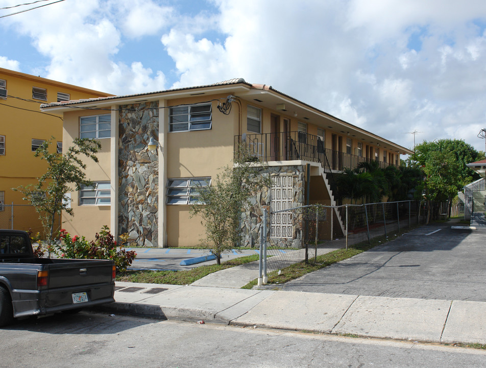 212 SW 18th Ave in Miami, FL - Foto de edificio