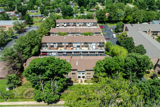 Woodspoint Townhomes in Louisville, KY - Building Photo - Building Photo