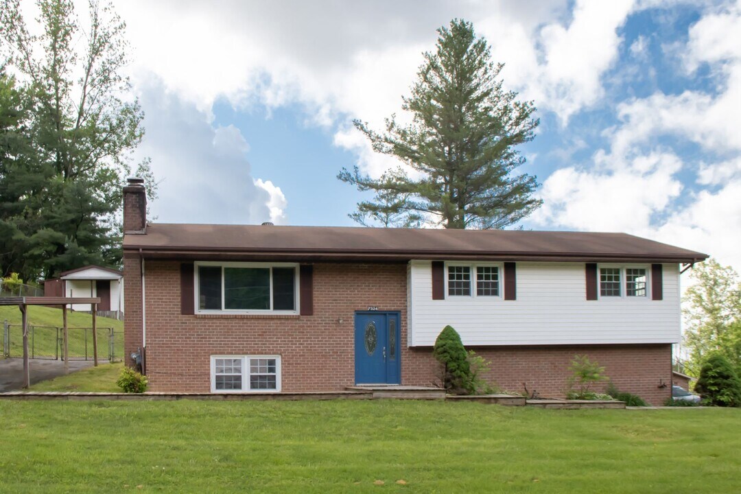 7324 White Pine Cir in Bristol, VA - Building Photo