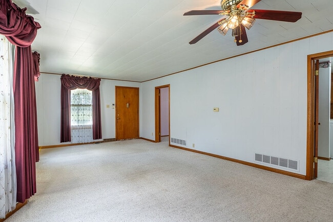 614 NE Emmett St in Topeka, KS - Foto de edificio - Building Photo