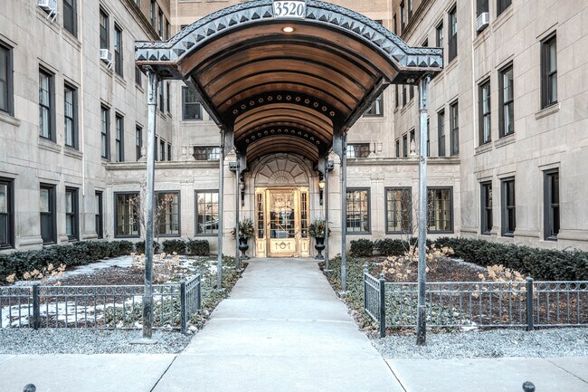 3520 N Lake Shore Dr in Chicago, IL - Building Photo - Building Photo