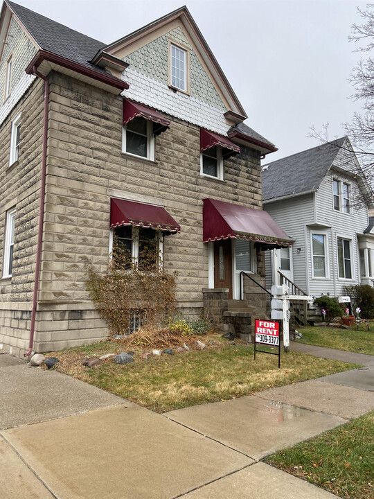 82 Poplar St in Wyandotte, MI - Building Photo